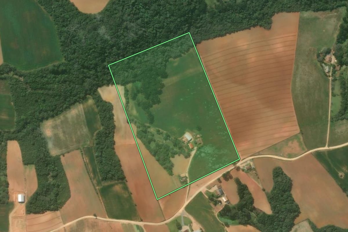 Imagem de satélite do imóvel rural em Contenda (PR), com o contorno declarado no CAR desenhado por cima.
