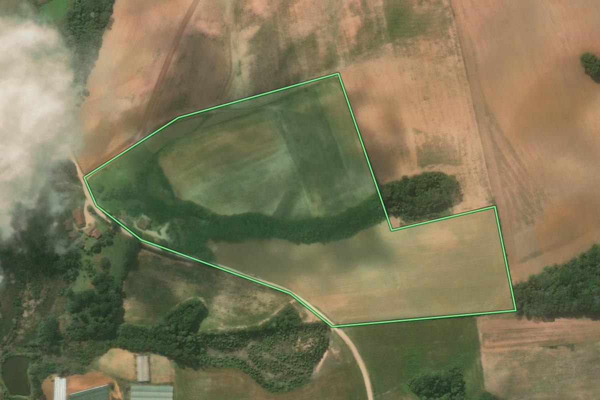 Imagem de satélite do imóvel rural em Contenda (PR), com o contorno declarado no CAR desenhado por cima.