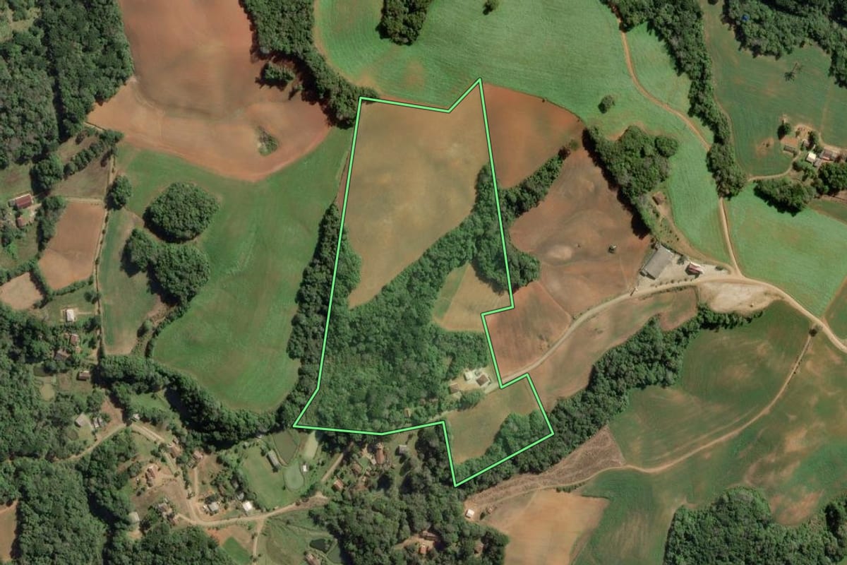 Imagem de satélite do imóvel rural em Contenda (PR), com o contorno declarado no CAR desenhado por cima.