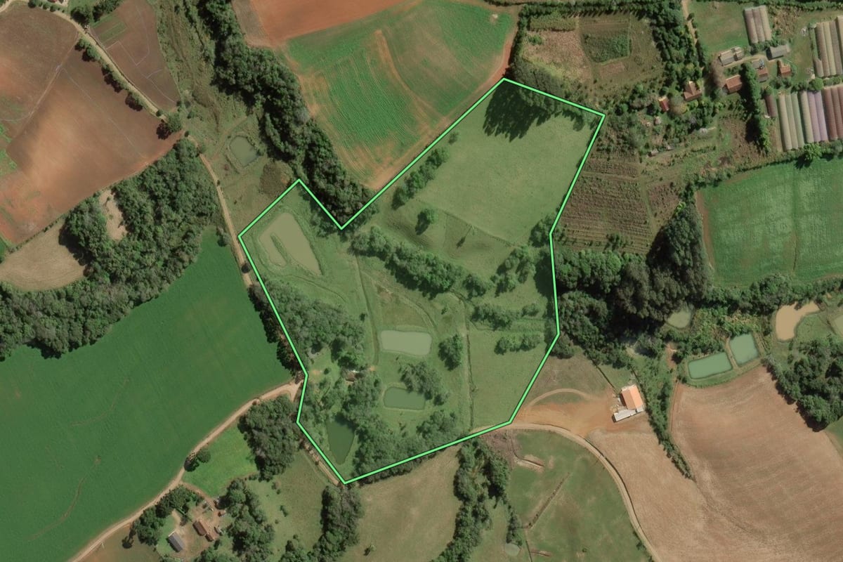 Imagem de satélite do imóvel rural em Contenda (PR), com o contorno declarado no CAR desenhado por cima.