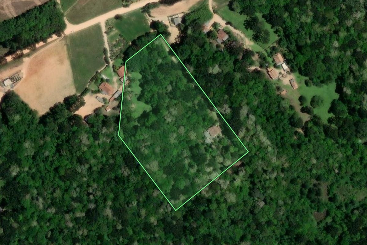 Imagem de satélite do imóvel rural em Contenda (PR), com o contorno declarado no CAR desenhado por cima.