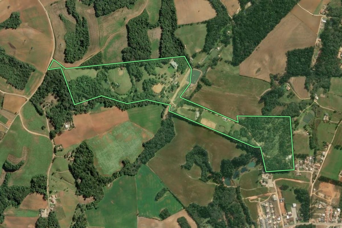 Imagem de satélite do imóvel rural em Contenda (PR), com o contorno declarado no CAR desenhado por cima.