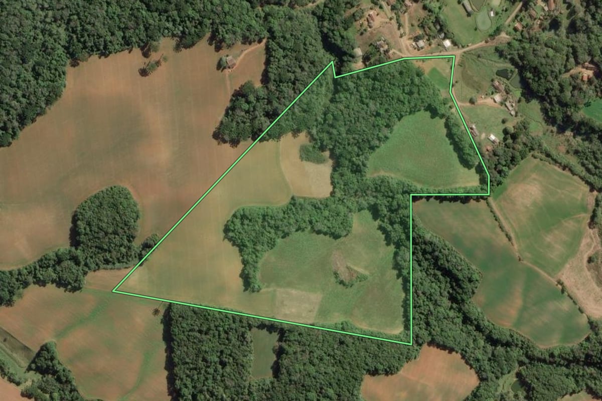 Imagem de satélite do imóvel rural em Contenda (PR), com o contorno declarado no CAR desenhado por cima.