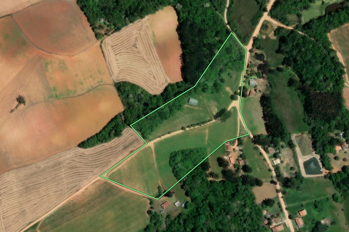 Imagem de satélite do imóvel rural em Contenda (PR), com o contorno declarado no CAR desenhado por cima.