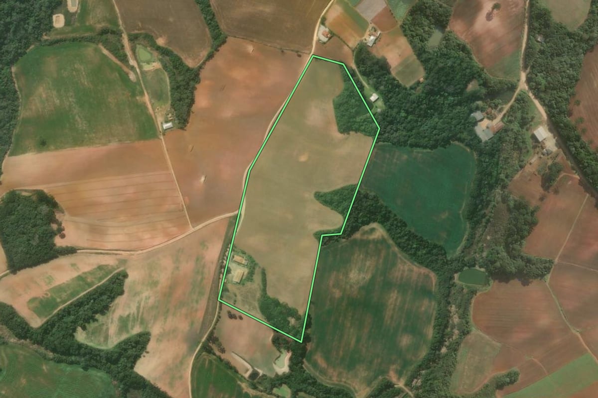 Imagem de satélite do imóvel rural em Contenda (PR), com o contorno declarado no CAR desenhado por cima.