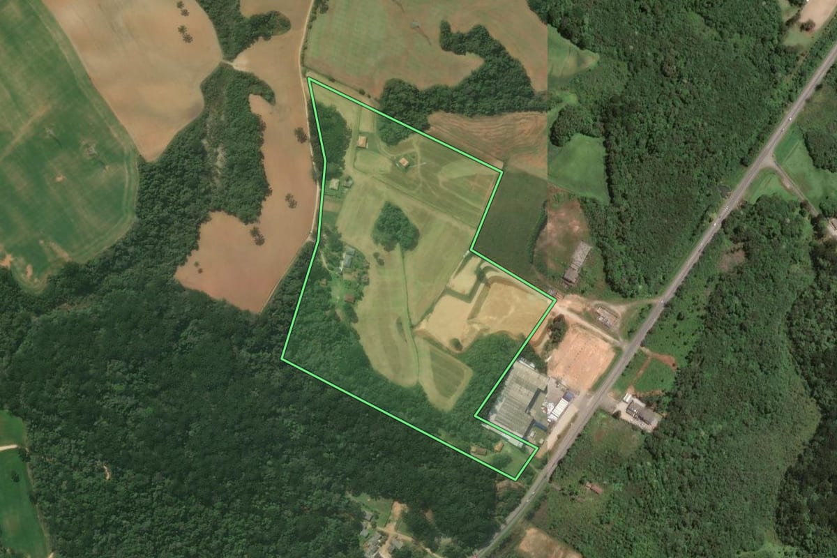 Imagem de satélite do imóvel rural em Contenda (PR), com o contorno declarado no CAR desenhado por cima.