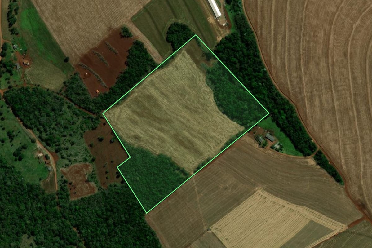 Imagem de satélite do imóvel rural em Corbélia (PR), com o contorno declarado no CAR desenhado por cima.