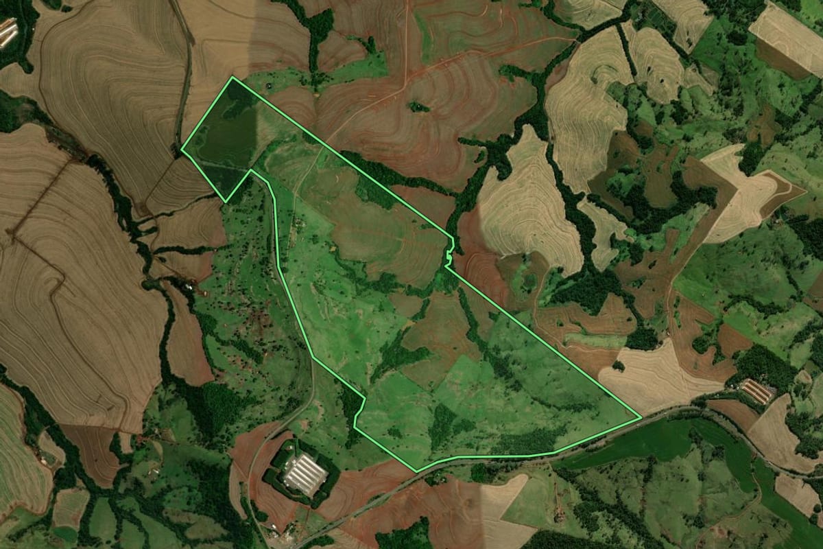 Imagem de satélite do imóvel rural em Corbélia (PR), com o contorno declarado no CAR desenhado por cima.