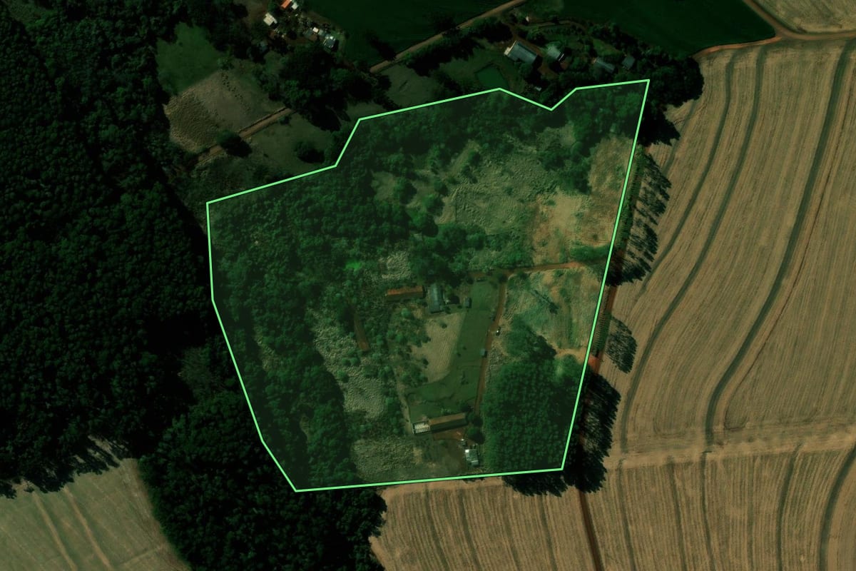 Imagem de satélite do imóvel rural em Corbélia (PR), com o contorno declarado no CAR desenhado por cima.