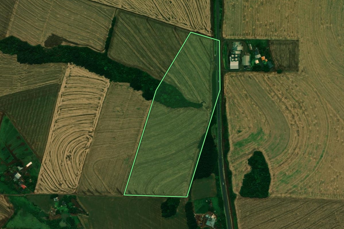 Imagem de satélite do imóvel rural em Corbélia (PR), com o contorno declarado no CAR desenhado por cima.
