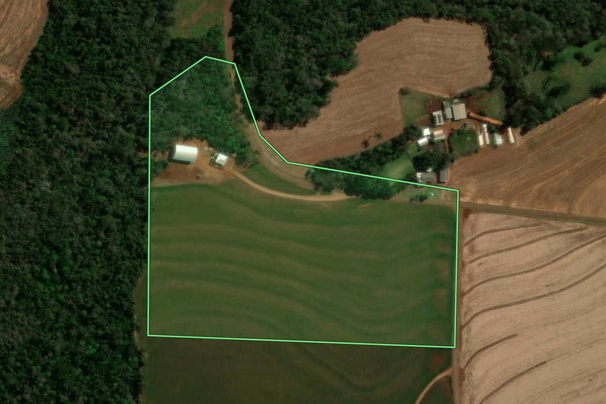Imagem de satélite do imóvel rural em Corbélia (PR), com o contorno declarado no CAR desenhado por cima.