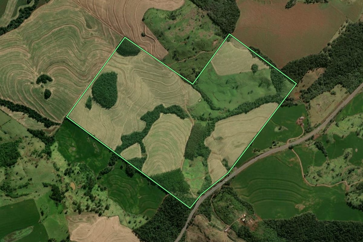 Imagem de satélite do imóvel rural em Corbélia (PR), com o contorno declarado no CAR desenhado por cima.