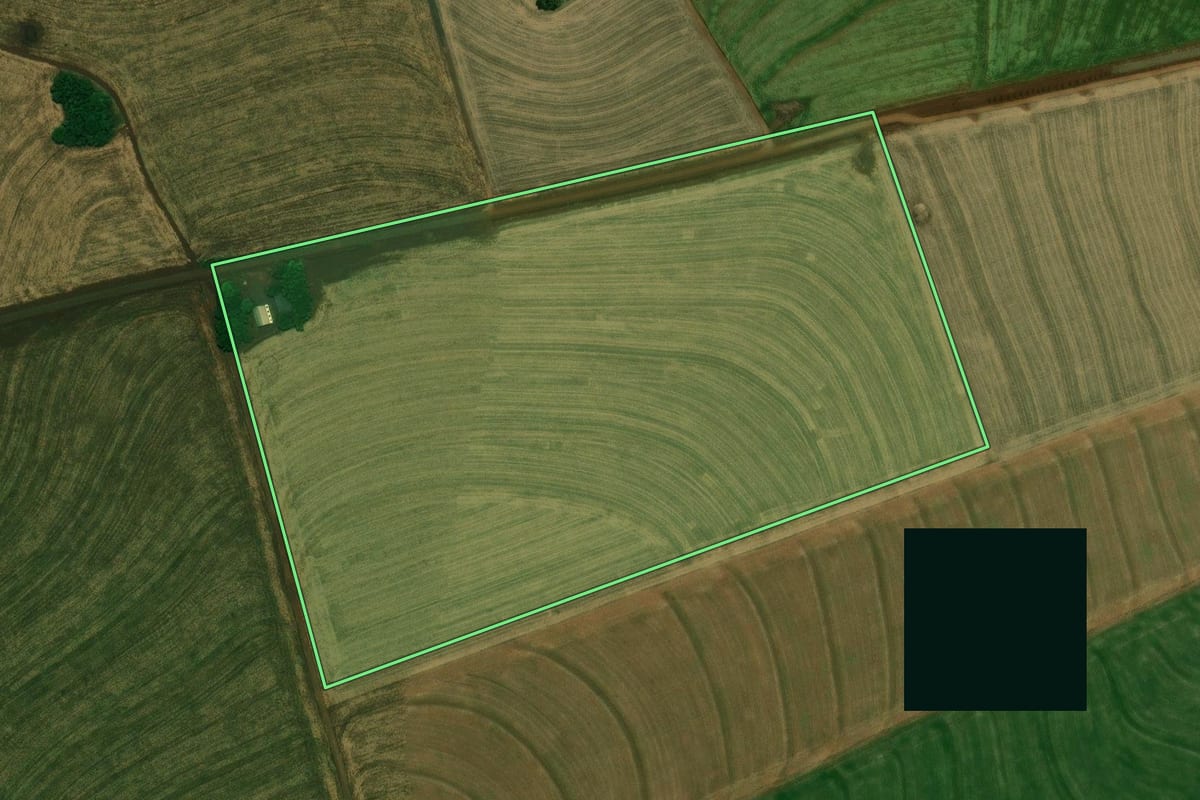 Imagem de satélite do imóvel rural em Corbélia (PR), com o contorno declarado no CAR desenhado por cima.
