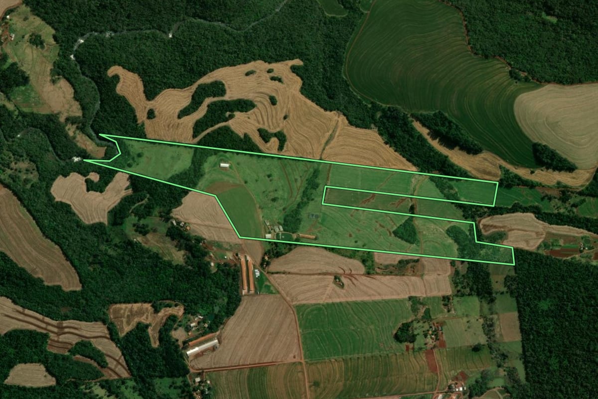 Imagem de satélite do imóvel rural em Corbélia (PR), com o contorno declarado no CAR desenhado por cima.