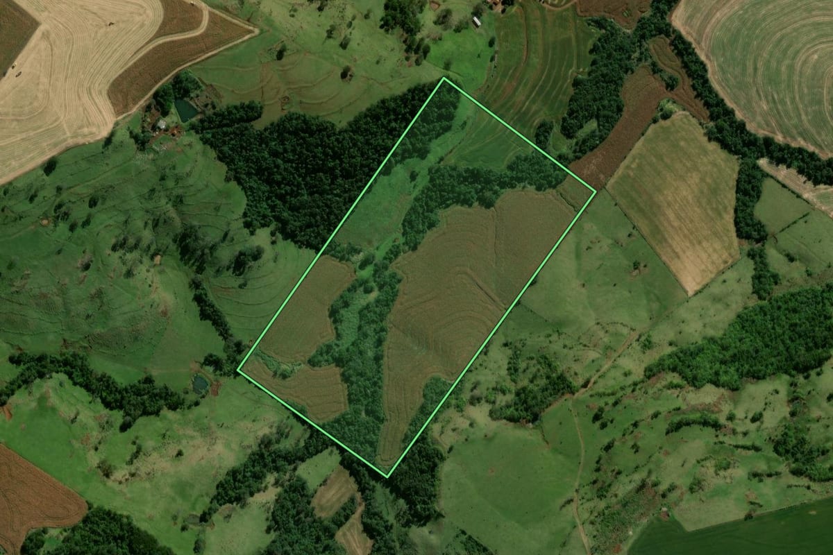 Imagem de satélite do imóvel rural em Corbélia (PR), com o contorno declarado no CAR desenhado por cima.