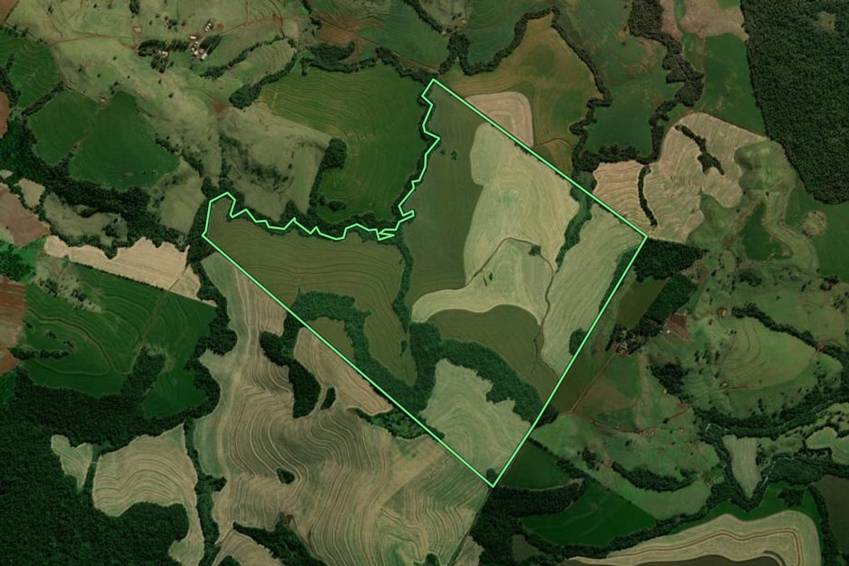 Imagem de satélite do imóvel rural em Corbélia (PR), com o contorno declarado no CAR desenhado por cima.