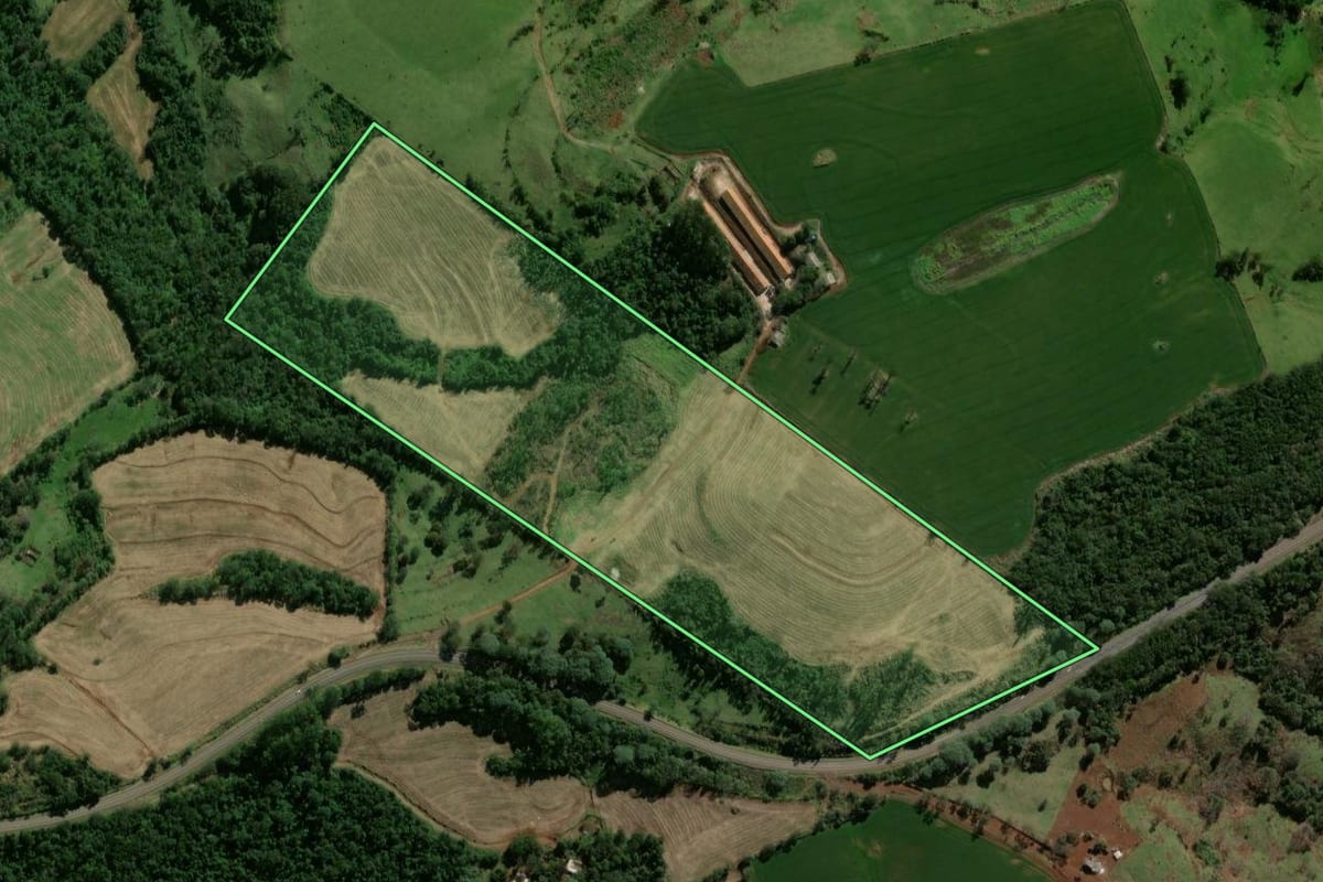 Imagem de satélite do imóvel rural em Corbélia (PR), com o contorno declarado no CAR desenhado por cima.