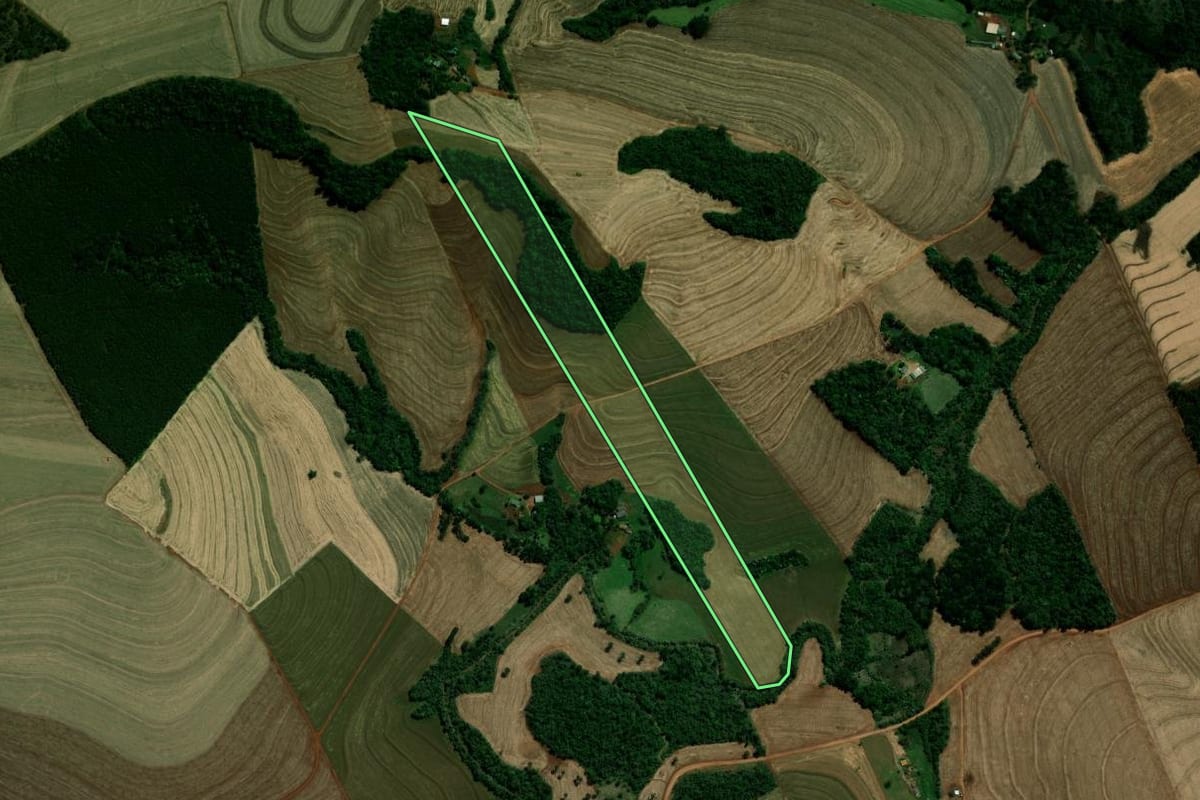 Imagem de satélite do imóvel rural em Corbélia (PR), com o contorno declarado no CAR desenhado por cima.