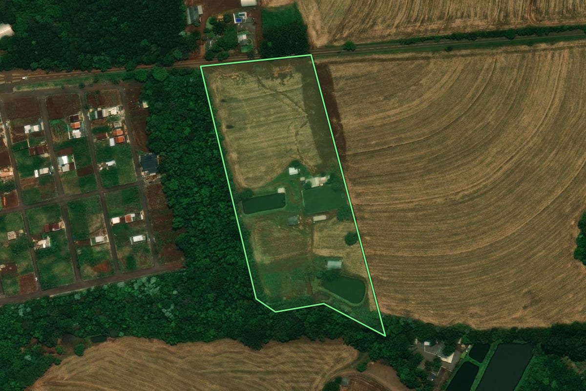 Imagem de satélite do imóvel rural em Corbélia (PR), com o contorno declarado no CAR desenhado por cima.