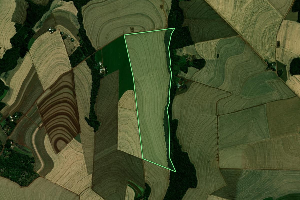 Imagem de satélite do imóvel rural em Corbélia (PR), com o contorno declarado no CAR desenhado por cima.