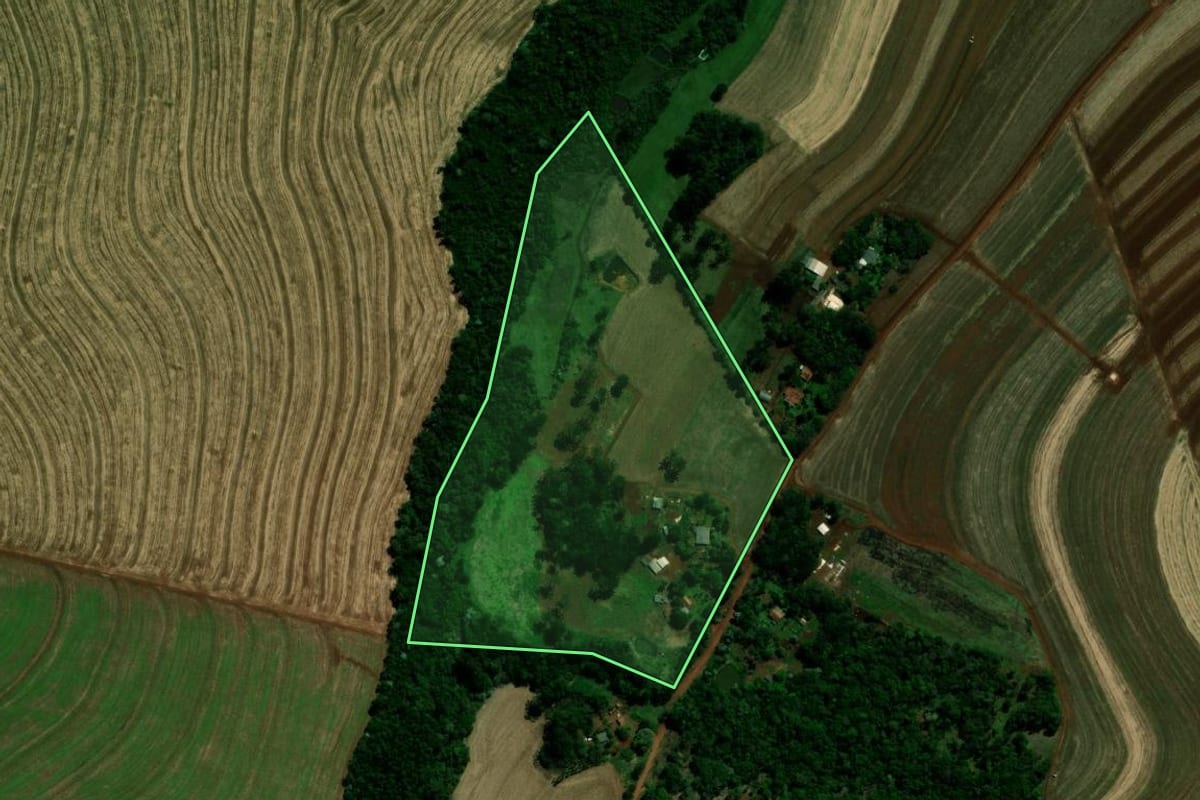 Imagem de satélite do imóvel rural em Corbélia (PR), com o contorno declarado no CAR desenhado por cima.