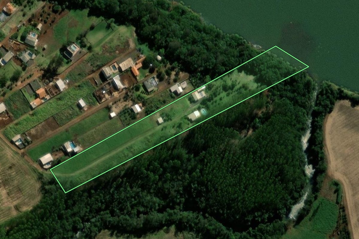 Imagem de satélite do imóvel rural em Corbélia (PR), com o contorno declarado no CAR desenhado por cima.