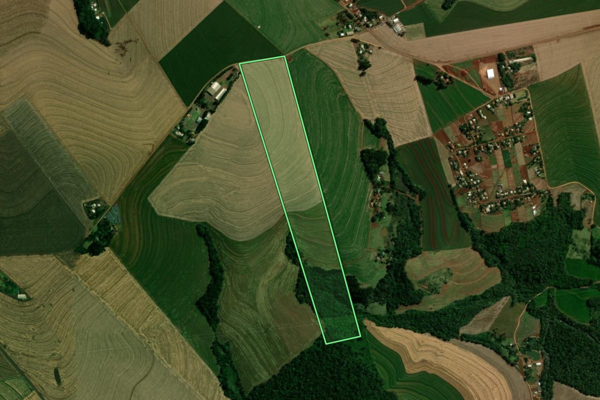 Imagem de satélite do imóvel rural em Corbélia (PR), com o contorno declarado no CAR desenhado por cima.