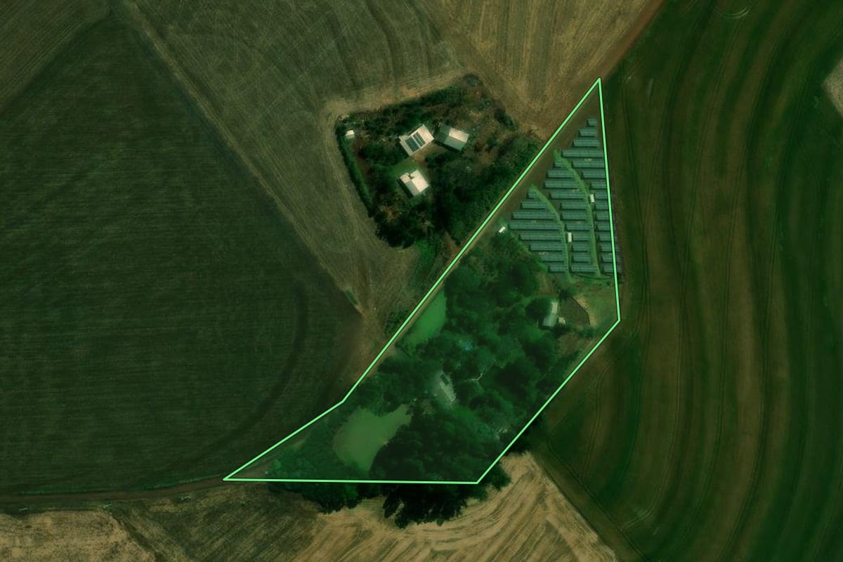 Imagem de satélite do imóvel rural em Corbélia (PR), com o contorno declarado no CAR desenhado por cima.
