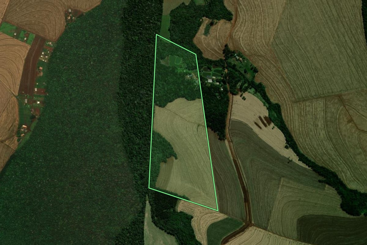 Imagem de satélite do imóvel rural em Corbélia (PR), com o contorno declarado no CAR desenhado por cima.