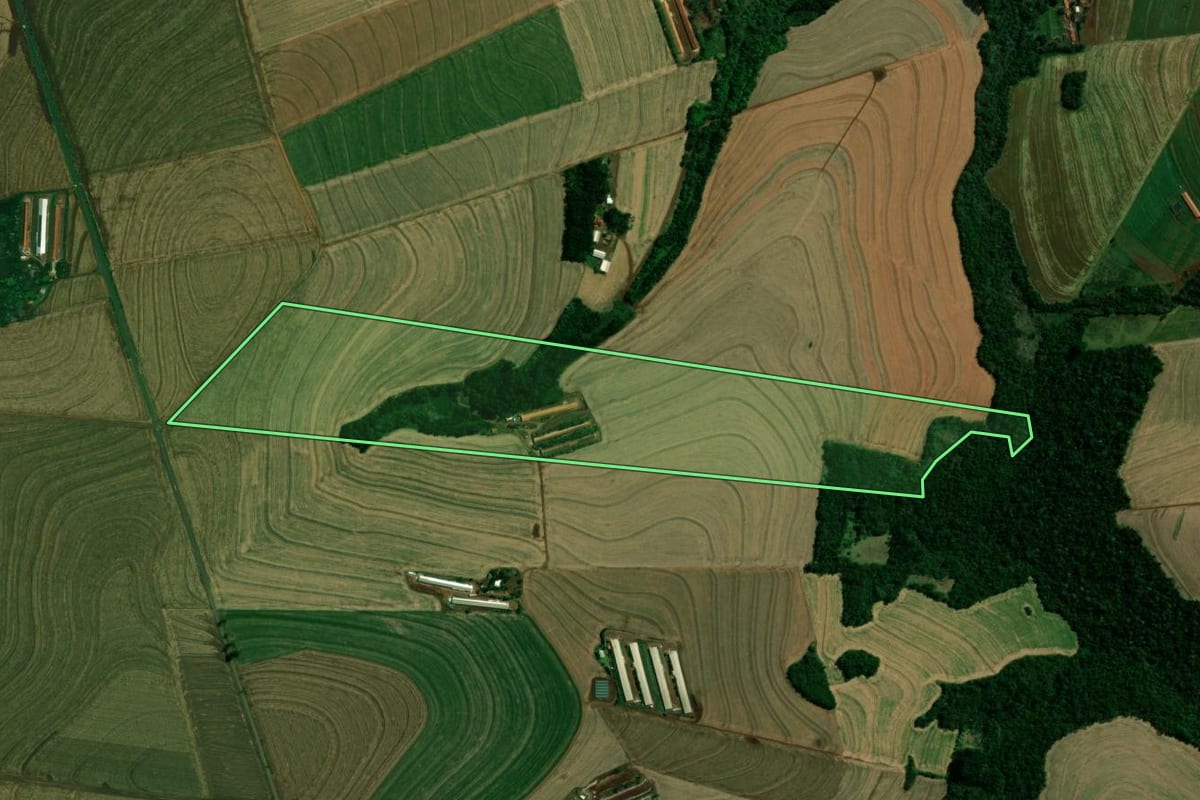 Imagem de satélite do imóvel rural em Corbélia (PR), com o contorno declarado no CAR desenhado por cima.