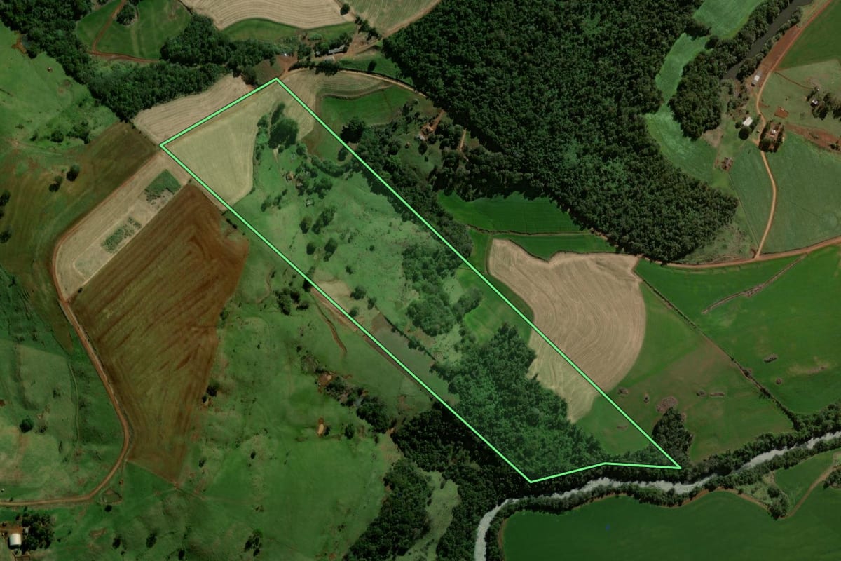 Imagem de satélite do imóvel rural em Corbélia (PR), com o contorno declarado no CAR desenhado por cima.
