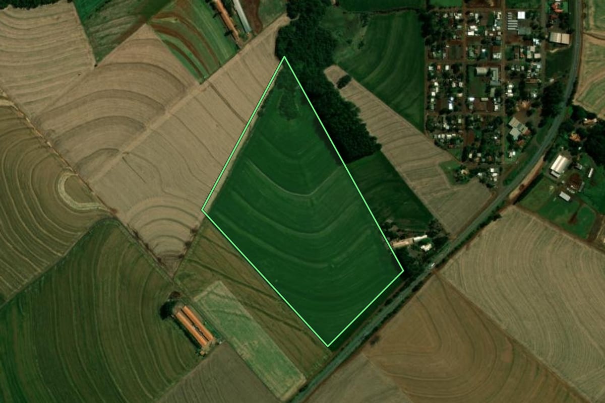 Imagem de satélite do imóvel rural em Corbélia (PR), com o contorno declarado no CAR desenhado por cima.