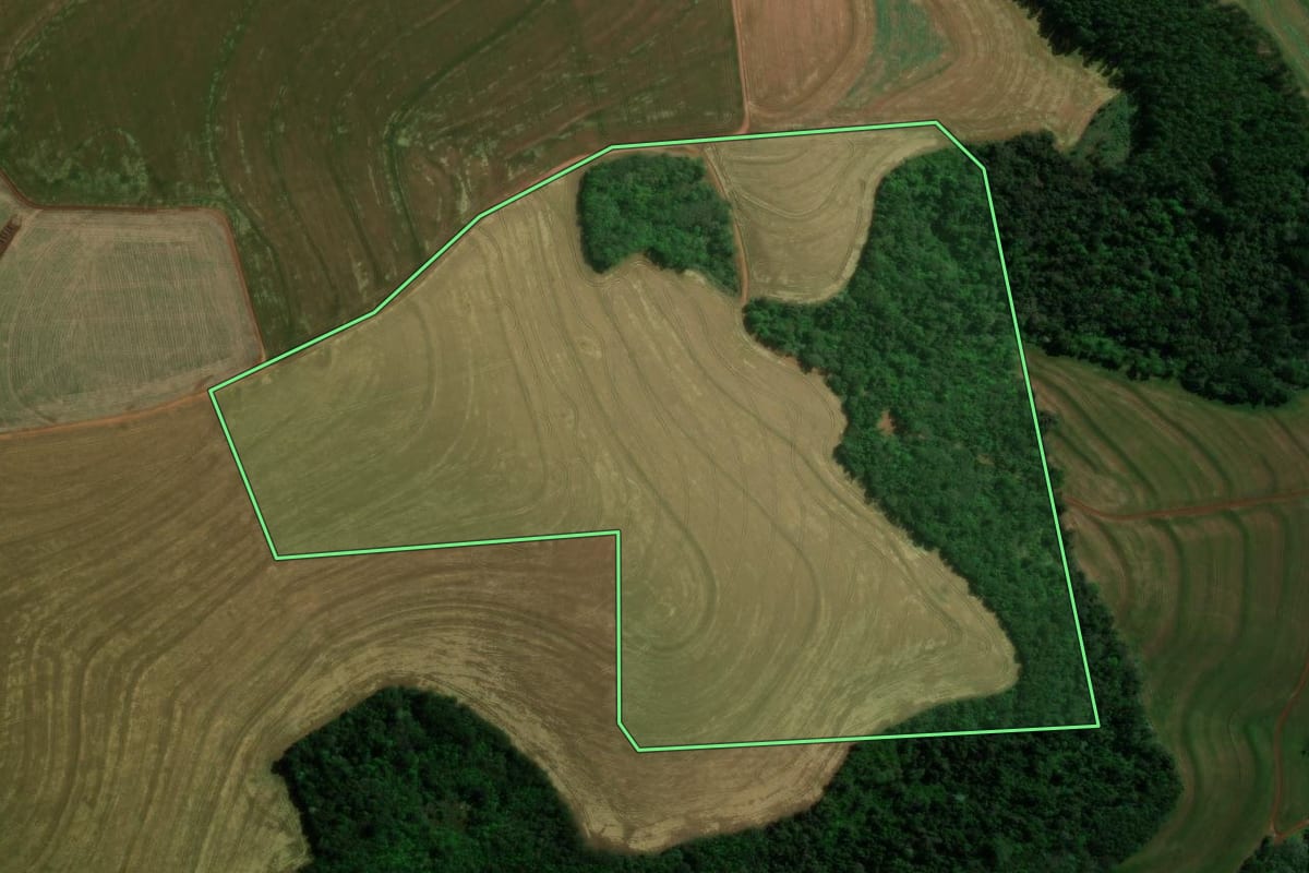 Imagem de satélite do imóvel rural em Corbélia (PR), com o contorno declarado no CAR desenhado por cima.