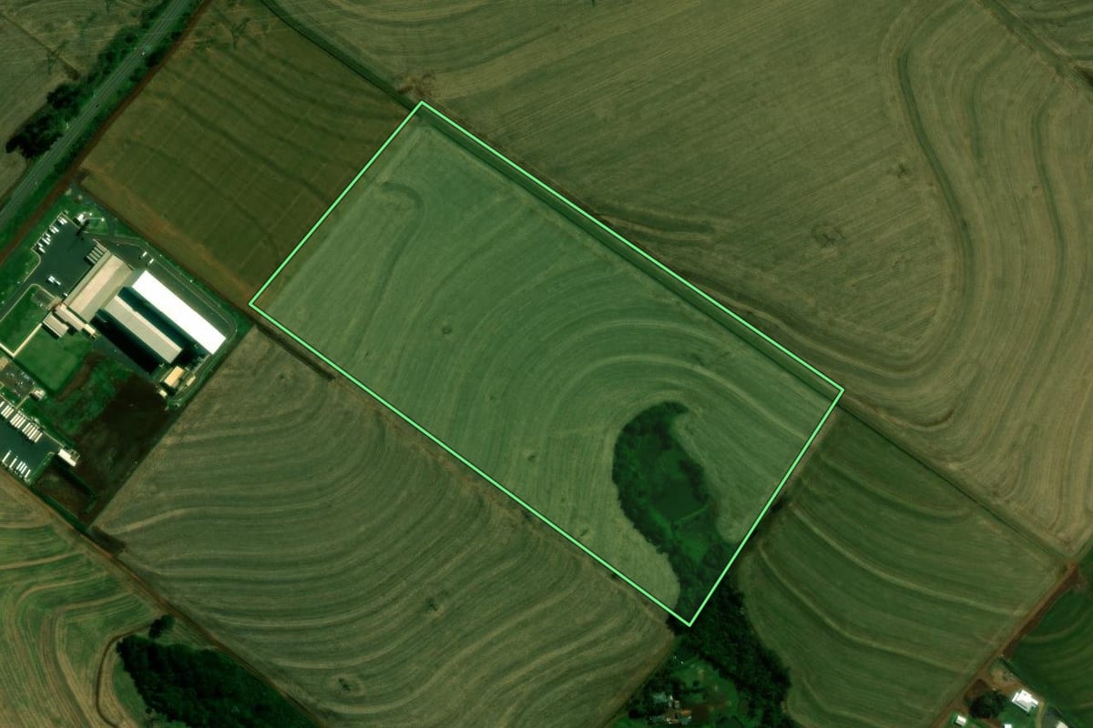 Imagem de satélite do imóvel rural em Corbélia (PR), com o contorno declarado no CAR desenhado por cima.