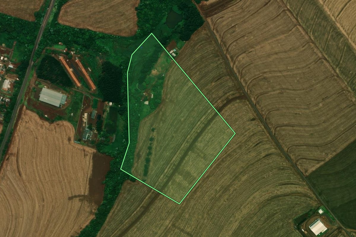 Imagem de satélite do imóvel rural em Corbélia (PR), com o contorno declarado no CAR desenhado por cima.