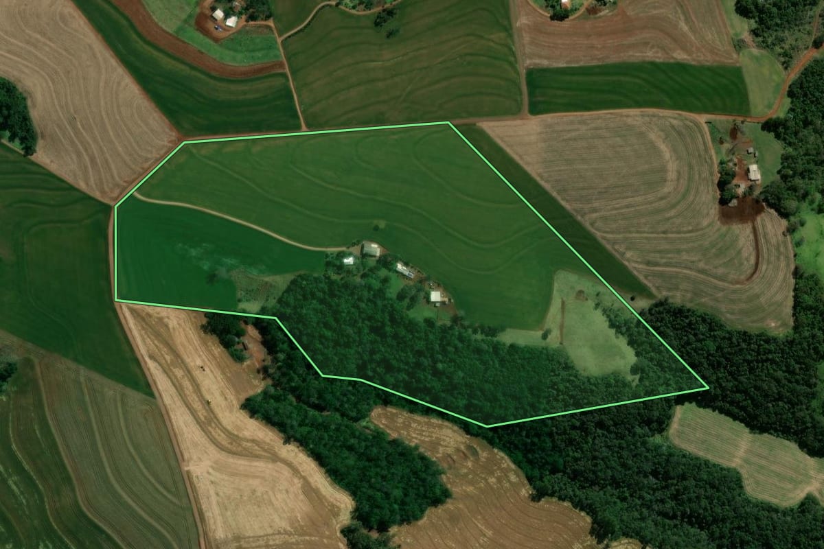 Imagem de satélite do imóvel rural em Corbélia (PR), com o contorno declarado no CAR desenhado por cima.