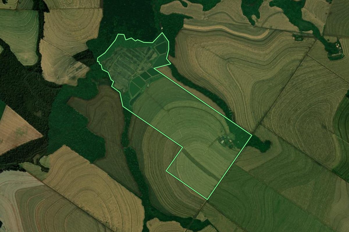 Imagem de satélite do imóvel rural em Corbélia (PR), com o contorno declarado no CAR desenhado por cima.