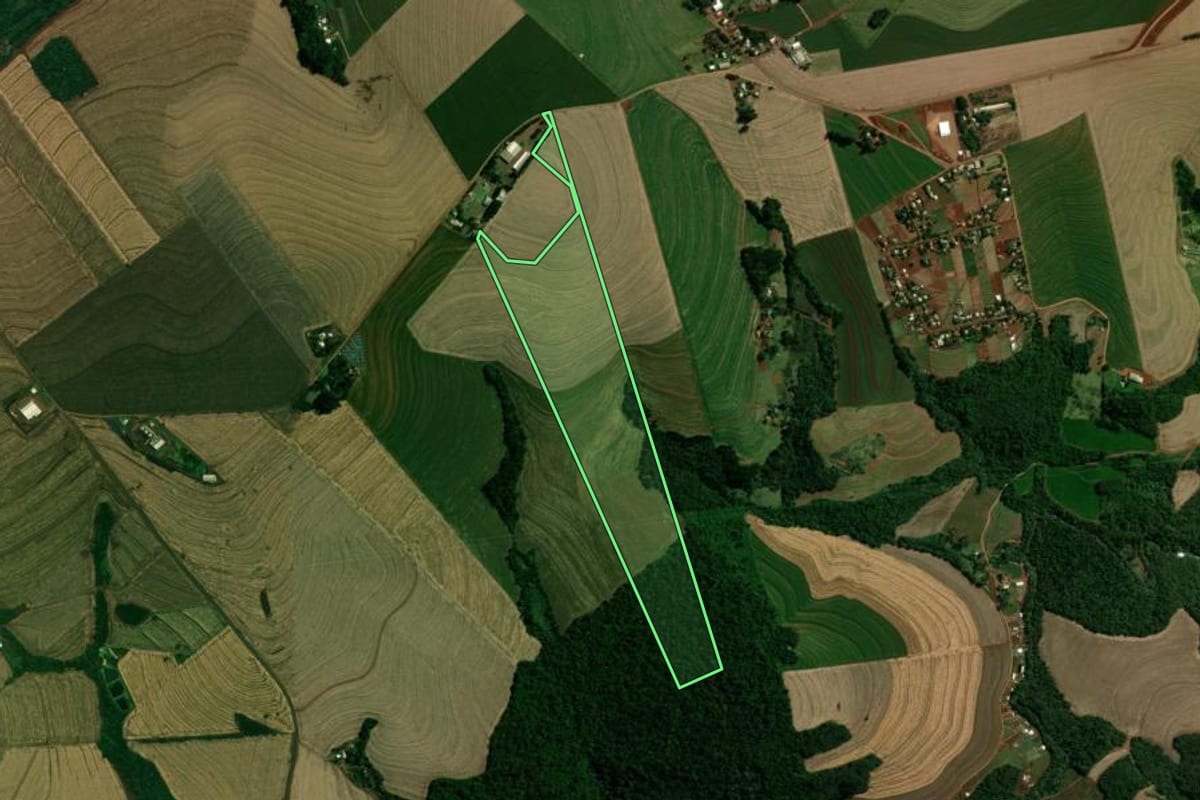 Imagem de satélite do imóvel rural em Corbélia (PR), com o contorno declarado no CAR desenhado por cima.