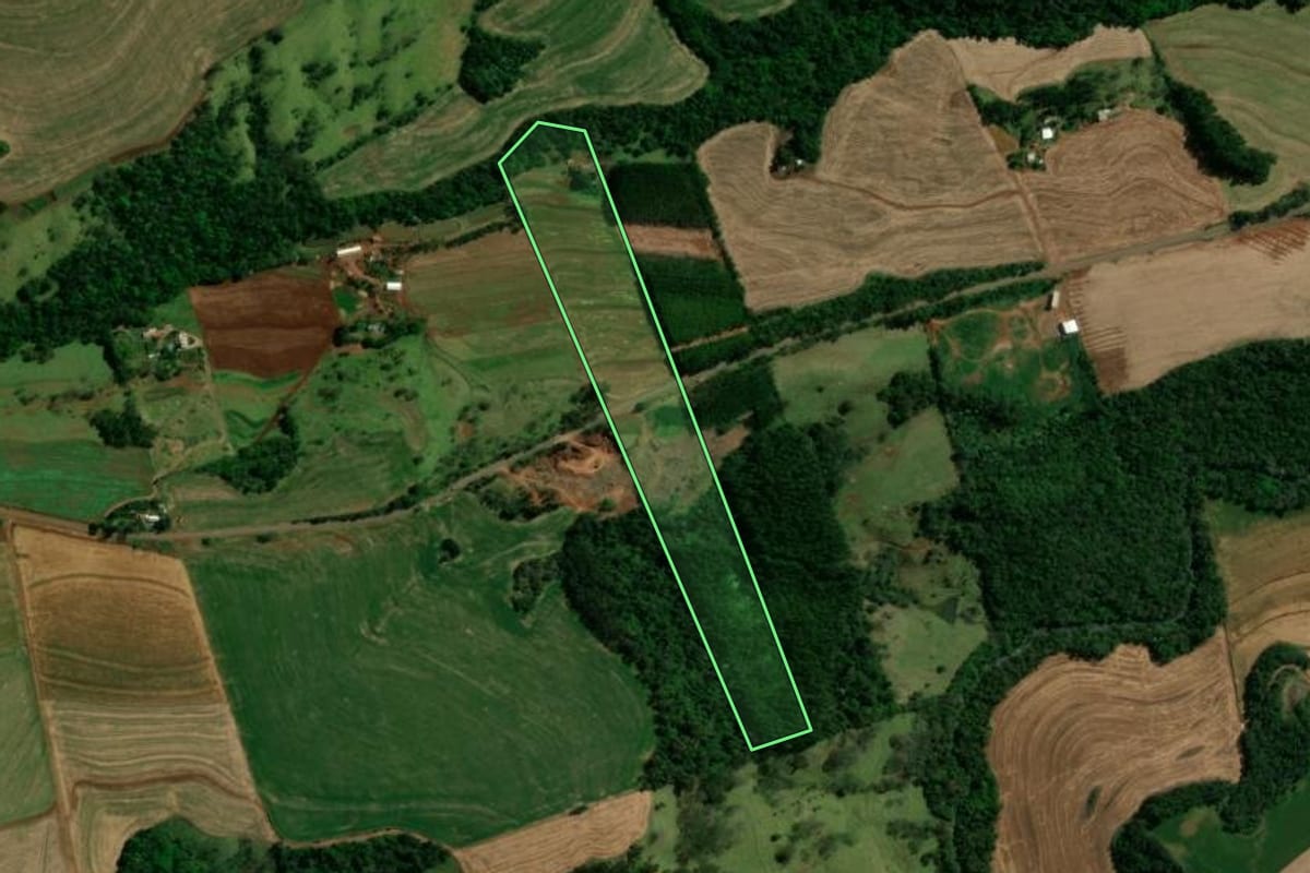 Imagem de satélite do imóvel rural em Corbélia (PR), com o contorno declarado no CAR desenhado por cima.