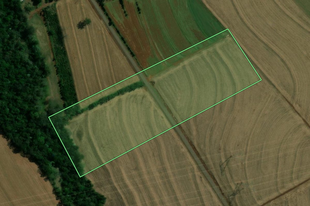 Imagem de satélite do imóvel rural em Corbélia (PR), com o contorno declarado no CAR desenhado por cima.