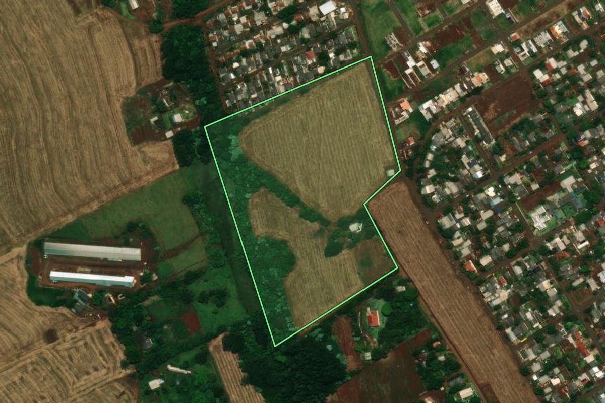 Imagem de satélite do imóvel rural em Corbélia (PR), com o contorno declarado no CAR desenhado por cima.