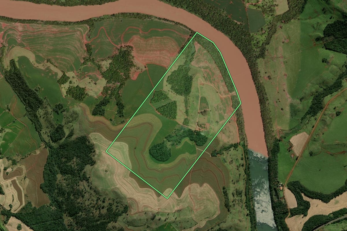Imagem de satélite do imóvel rural em Corbélia (PR), com o contorno declarado no CAR desenhado por cima.