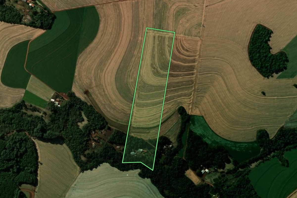 Imagem de satélite do imóvel rural em Corbélia (PR), com o contorno declarado no CAR desenhado por cima.