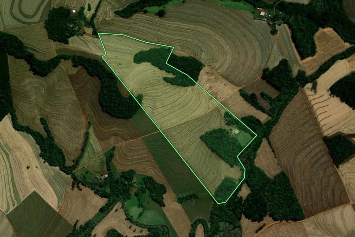 Imagem de satélite do imóvel rural em Corbélia (PR), com o contorno declarado no CAR desenhado por cima.