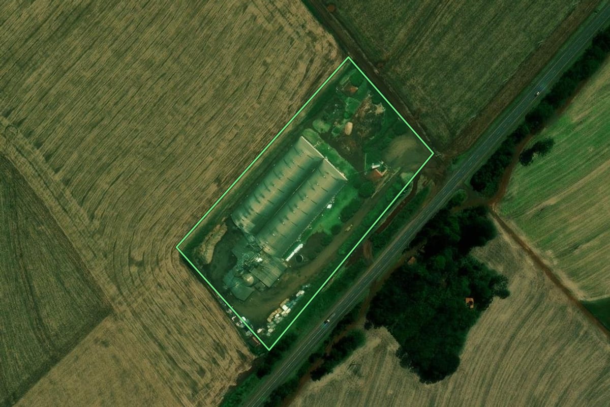 Imagem de satélite do imóvel rural em Corbélia (PR), com o contorno declarado no CAR desenhado por cima.