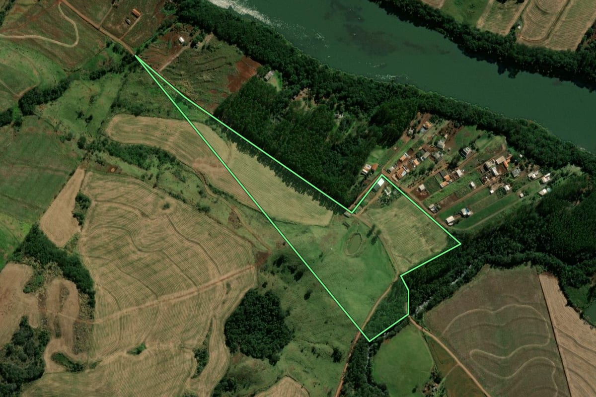 Imagem de satélite do imóvel rural em Corbélia (PR), com o contorno declarado no CAR desenhado por cima.