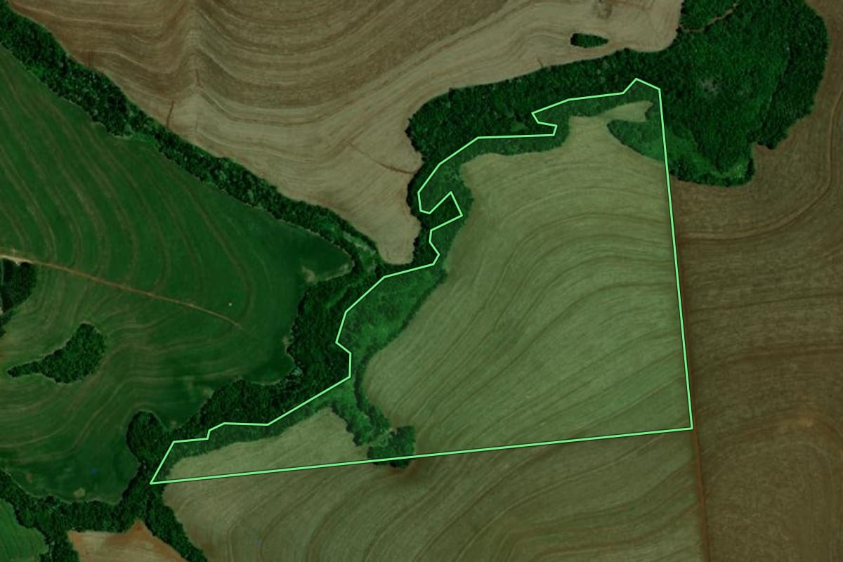 Imagem de satélite do imóvel rural em Corbélia (PR), com o contorno declarado no CAR desenhado por cima.