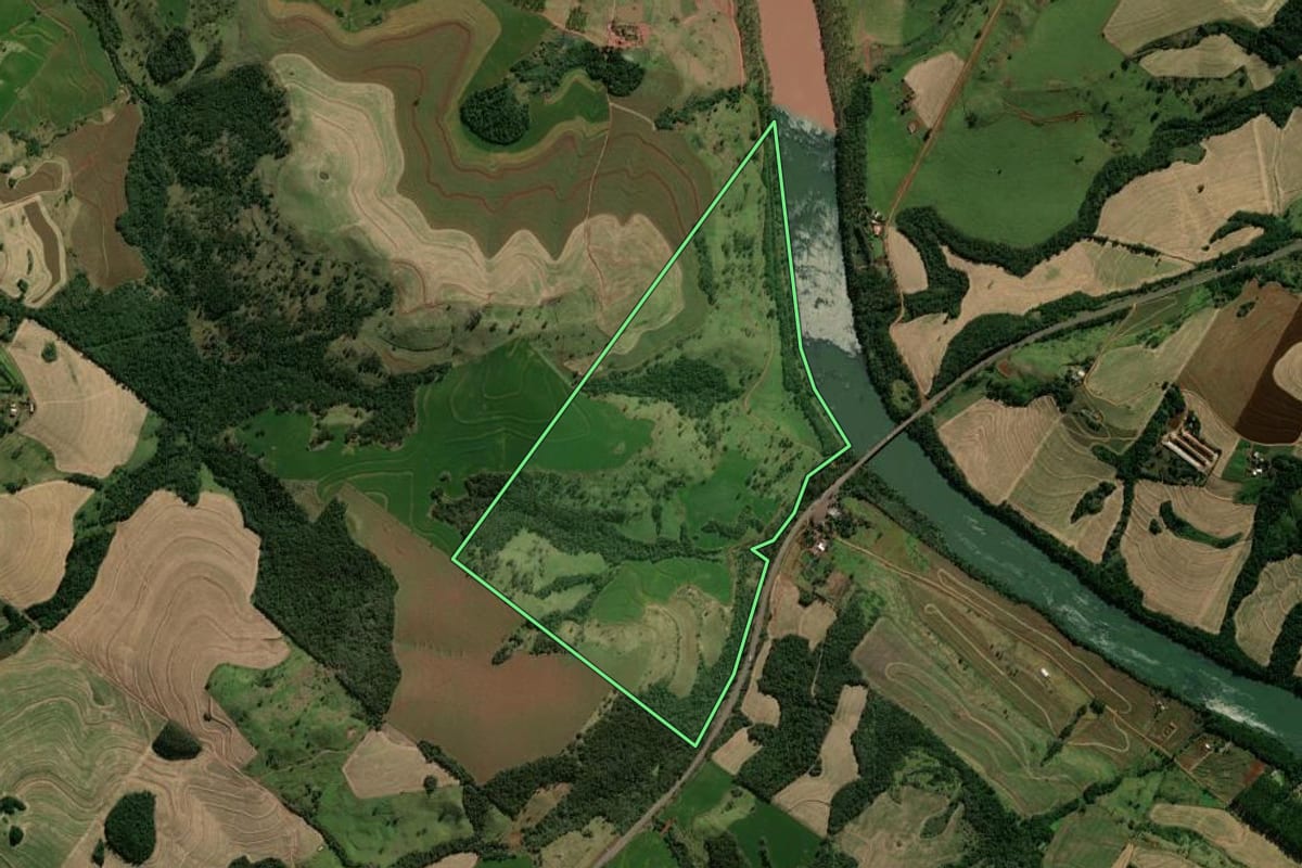 Imagem de satélite do imóvel rural em Corbélia (PR), com o contorno declarado no CAR desenhado por cima.