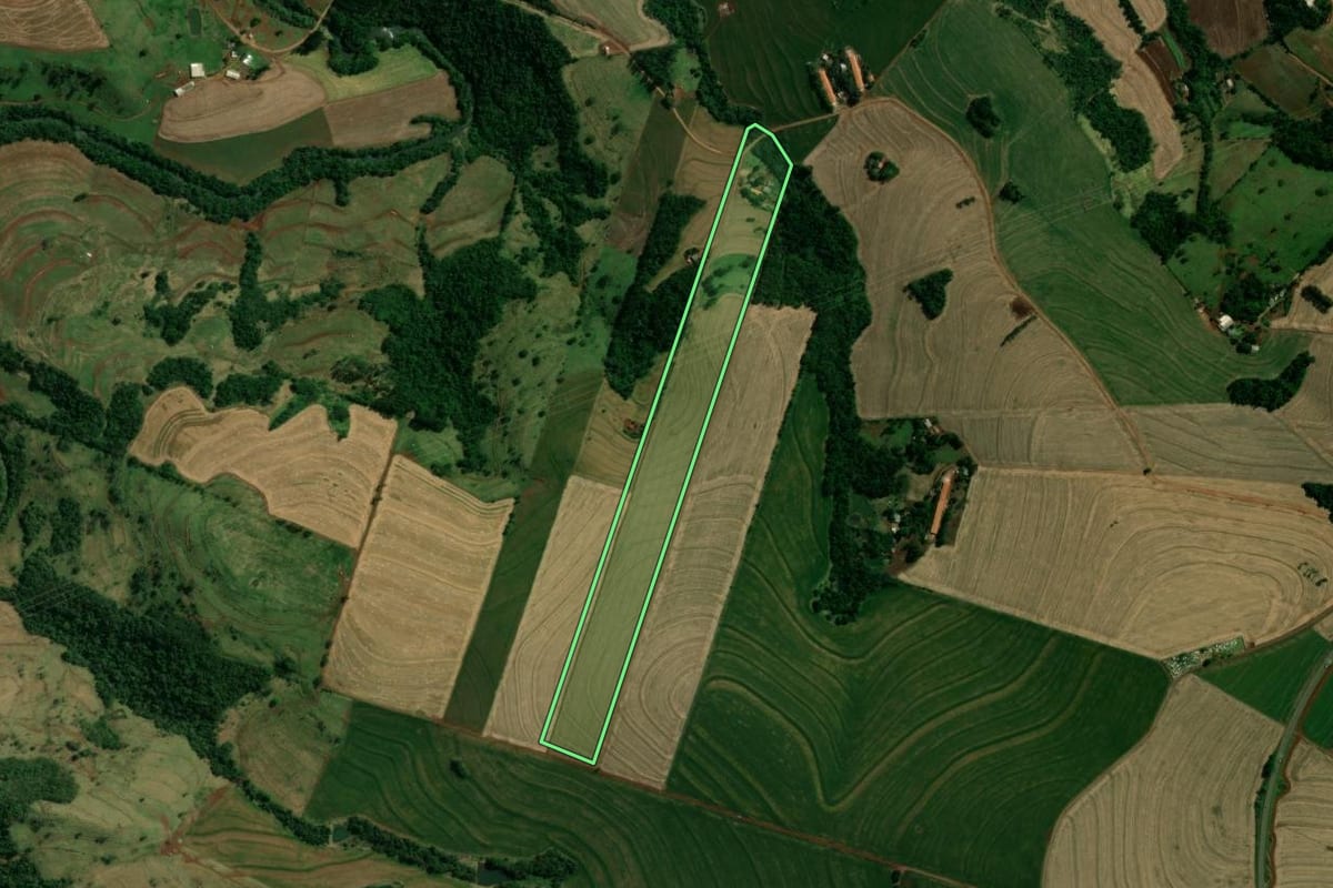 Imagem de satélite do imóvel rural em Corbélia (PR), com o contorno declarado no CAR desenhado por cima.