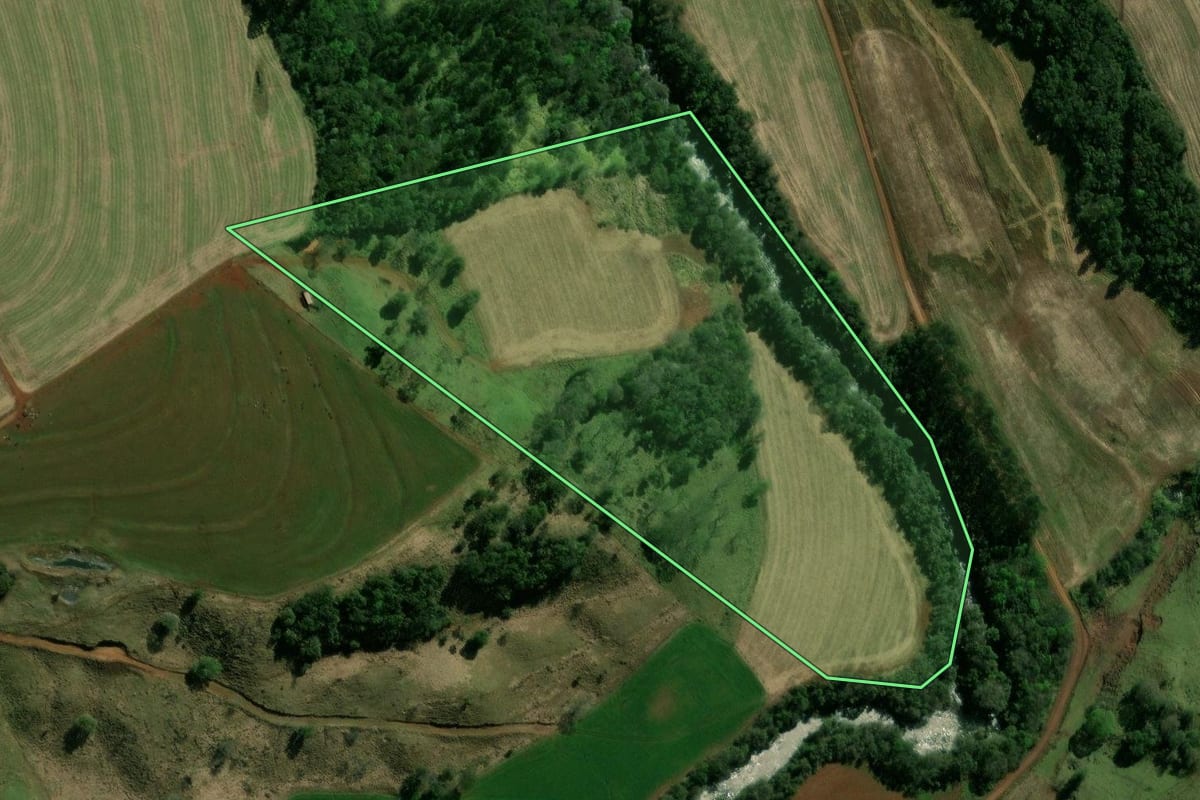 Imagem de satélite do imóvel rural em Corbélia (PR), com o contorno declarado no CAR desenhado por cima.
